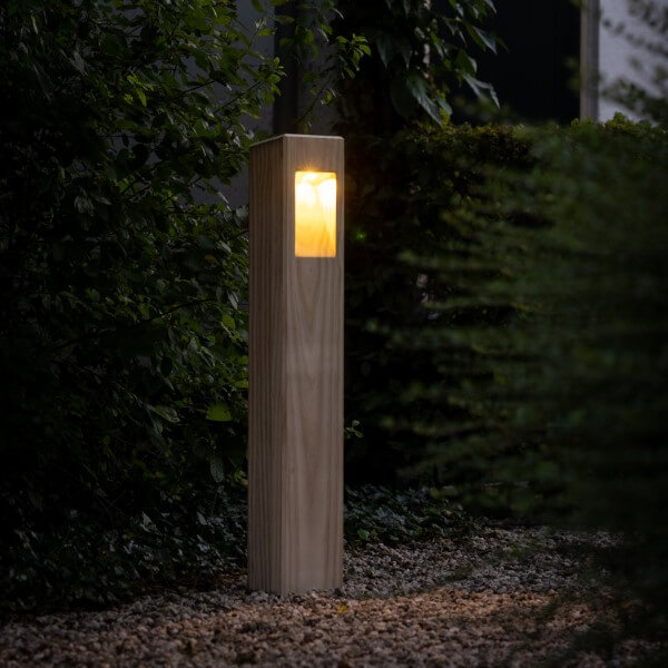 Wooden path lighting on the gravel path tot he house